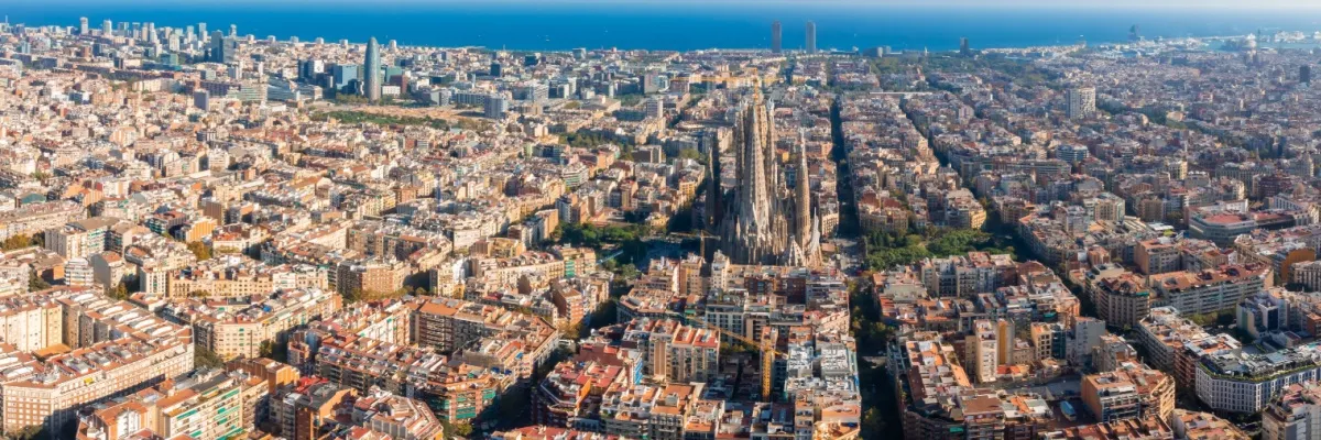 Die Stadt Barcelona aus der Luft. Das Meer grenzt direkt an die Stadt.