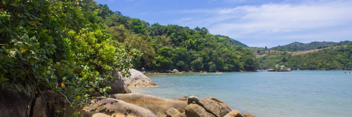 Eine idyllische Bucht in der Nähe von Rio de Janeiro in Brasilien.