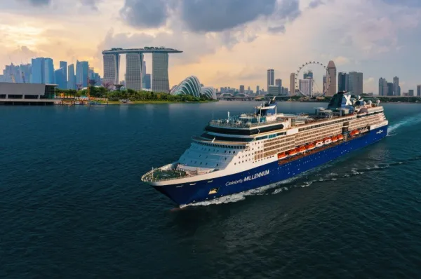 Das Schiff Celebrity Millennium aus der Celebrity Cruises Millennium Klasse an der Küste Singapurs.