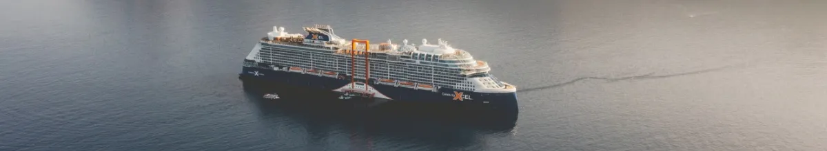 Die Celebrity Xcel an einem ruhigen Seetag bei Santorini. Das Schiff ist Teil der Edge-Klasse von Celebrity Cruises.