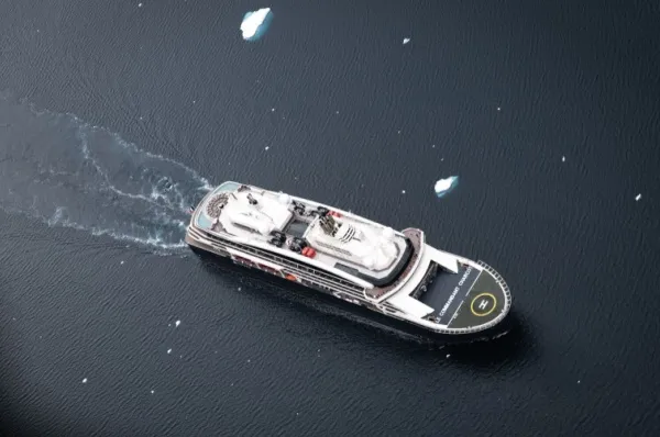 Die Le Commandant Charcot in der Antarktis aufgenommen aus der Luft.