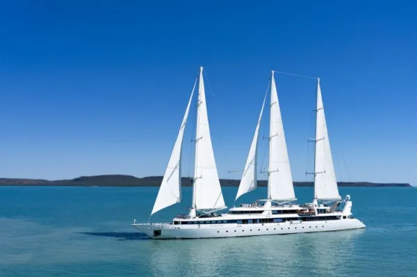 Das Segelschiff Le Ponant mit drei Masten an der Australischen Küste.
