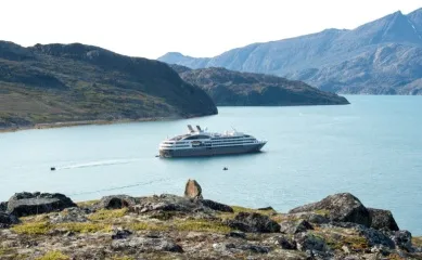 Die Le Austral im Eternity Fjord in Grönland. ©Studio PONANT/Olivier Blaud