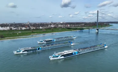 Die Flussschiffe VIVA TWO, VIVA One und VIVA Moments von VIVA Cruises in Düsseldorf auf dem Rhein.
