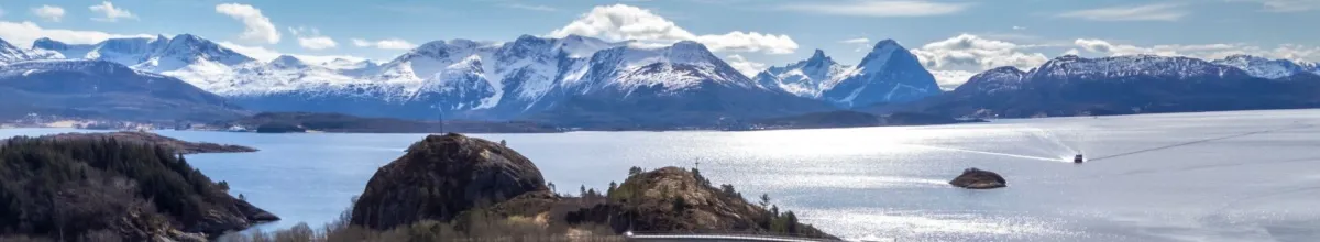 Ein Schiff der Quark Expeditions Flotte fährt auf dem Arktischen Meer zu einem Landausflug.