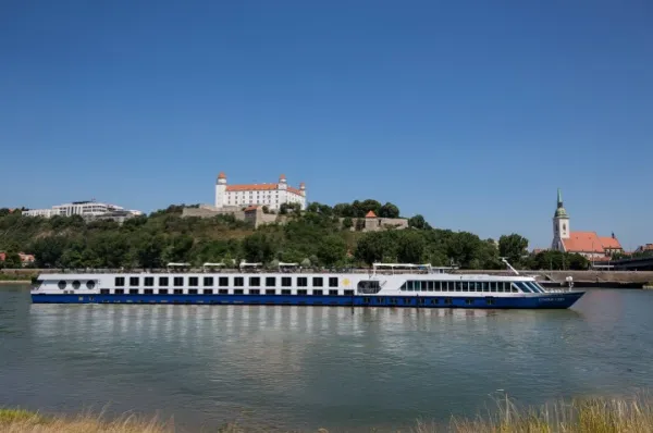 Das Schiff COMPASS CARA in Bratislava Blick über das Schiff COMPASS Cara in Bratislava.