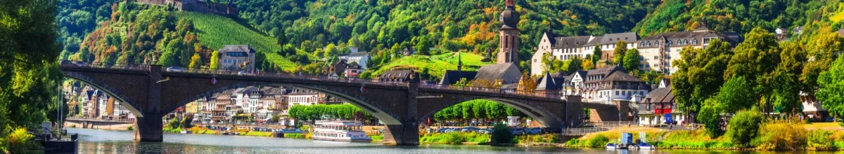 COMPASS Kreuzfahrten Flussreisen Die malerische Moselbrücke mit Blick auf die Altstadt im Hintergrund.