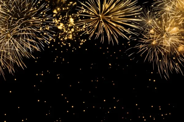Festtagsreisen Goldene Feuerwerke vor einem schwarzen Nachthimmel zum Silvesterfeiern.