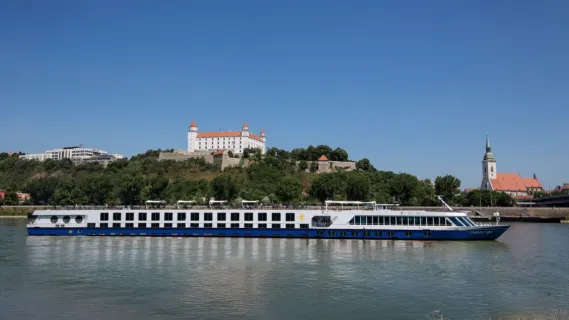 Die MS COMPASS Cara auf einer Flusskreuzfahrt auf der Donau in Bratislava.