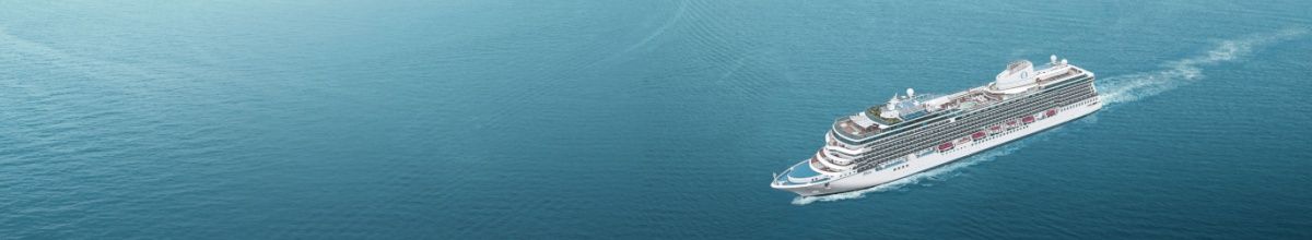 Die Oceania Allure auf offener See von weit oben in der Seitenansicht.