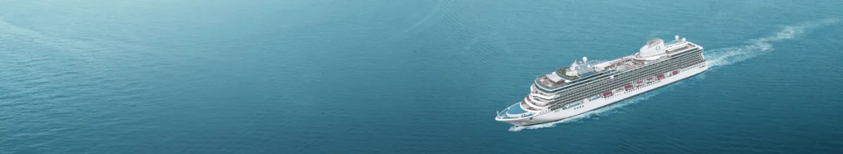 Die Oceania Allure auf offener See von weit oben in der Seitenansicht.