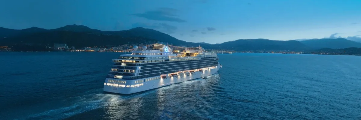 Die MS Allura von Oceania Cruises vor Ajaccio, Frankreich bei Dunkelheit. Die Lichter an Bord sind angeknipst.