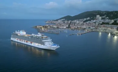 Die Oceania Vista an der Küste von Ajaccio bei Nacht und in der Seitenansicht.