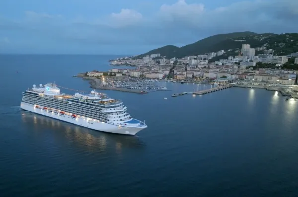 Die MS Vista von Oceania Cruises an der Küste von Korsika aus der Luft fotografiert.