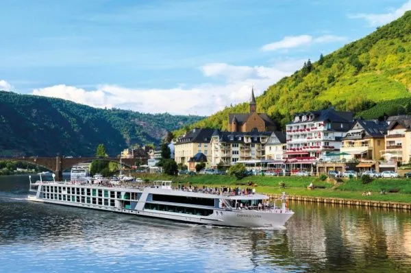 Die Emerald Luna vor einem idyllischen Städtchen in Süddeutschland an der Donau.