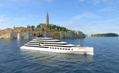 Die Emerald Kaia ist eine Yacht der Reederei Emerald Cruises. Sie ankert vor einer Küstenstadt im Mittelmeer.
