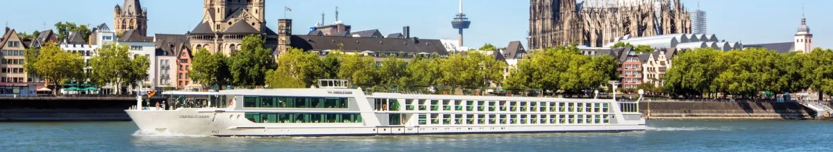 Die Emerald Dawn auf dem Rhein in Köln. Am Ufer steht der Kölner Dom.