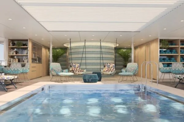 Der Indoor Pool der Emerald Astra mit Liegestühlen und Schaukeln.