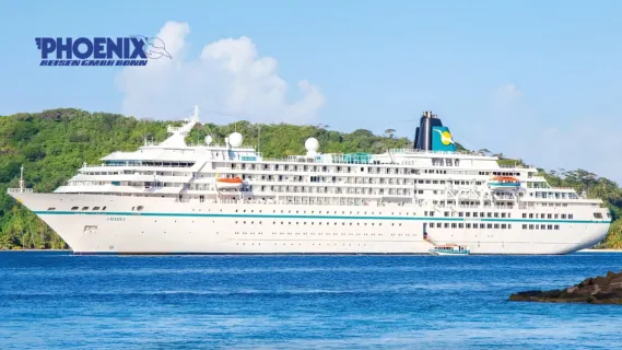 Kreuzfahrten mit den "Das Traumschiff"-Stars MS Amadea, das Traumschiff der ZDF-Serie fährt entlang einer Küste.