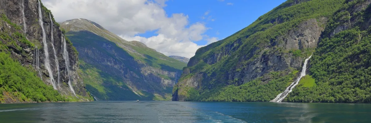 Blick über die Fjorden mit dem blauen Himmel im Hintergrund.