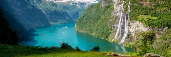 Ein atemberaubend schöner Fjord mit kristallklarem Wasser.