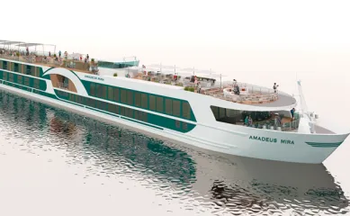 Ein Rendering der AMADEUS Mira. Das Flussschiff spiegelt sich im Wasser und Passagiere sitzen und laufen auf dem Oberdeck.
