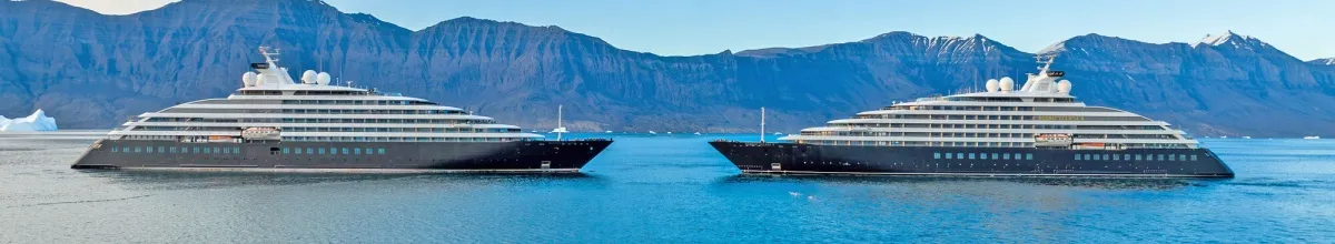 Die zwei Hochseeyachten Scenic Eclipse und Scenic Eclipse II vor Berglandschaften.