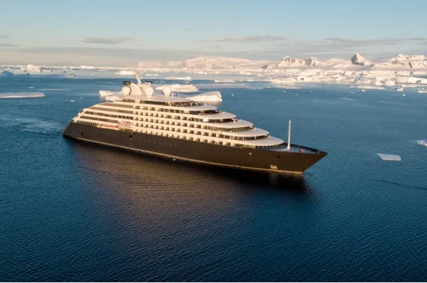 Die Hochseeyacht Scenic Eclipse vor eisigen Landschaften in der Antarktis.