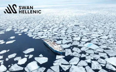 Die SH Vega zwischen Eisschollen im tiefblauen, Arktischen Meer aus der Luft fotografiert. Copyright: Swan Hellenic