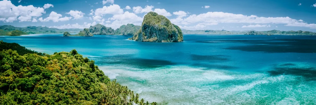 Mit Swan Hellenic nach Asien-Pazifik Panoramasicht auf die tropische Insel Palawan mit einzigartiger Pinagbuyutan-Insel am Horizont. El Nido Philippinen Südostasien Bacuit Archipel