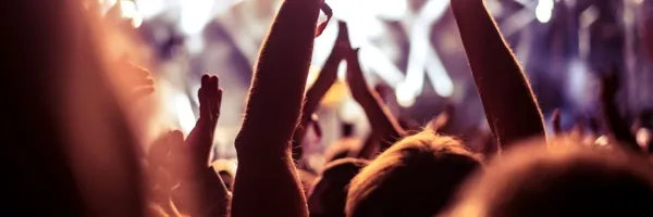 AIDA Schlagerstars Ein Publikum beim Konzert mit hoch erhobenen Händen.