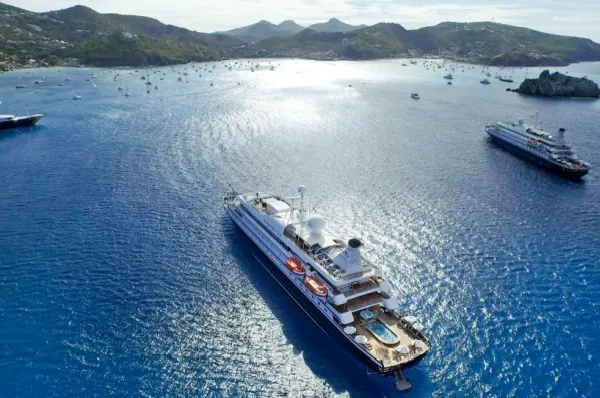 Die Yachten von SeaDream Yacht Club Die Yachten SeaDream I und SeaDream II von SeaDream Yacht Club vor der Küste von Ajaccio.