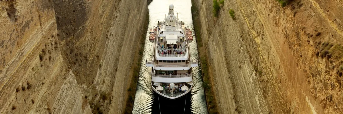 Reiseziele von SeaDream Yacht Club SeaDream Yacht Club fährt dorthin, wo Kreuzfahrten nicht hinkommen – Die SeaDream II im Kanal von Korinth.