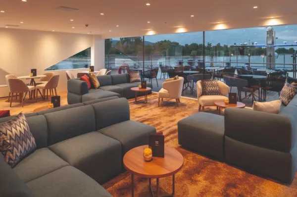 Panorama Lounge mit bequemen Sofas und Lounge-Möbeln.