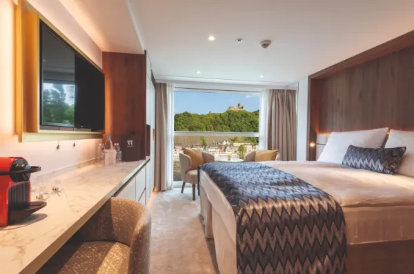 Deluxe-Zweibettkabine mit Panoramafenster und Doppelbett.