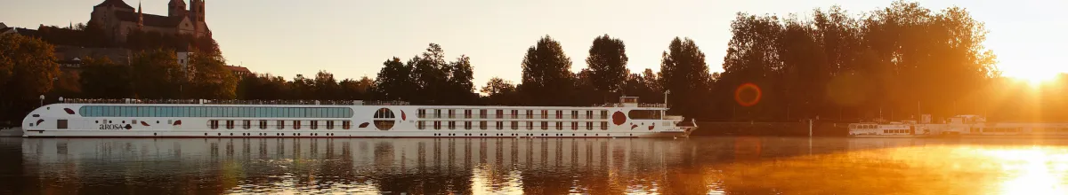 Ein A-ROSA Schiff im Sonnenuntergang auf der malerischen Donau.