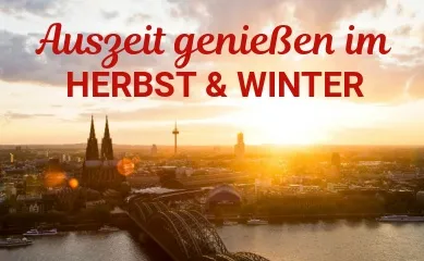 Auszeit genießen im Herbst und Winter mit A-ROSA. Der Kölner Dom und der Rhein im Sonnenuntergang.