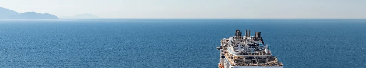 Die MSC Meraviglia von oben, wie Sie auf das weite Blau hinaussteuert.