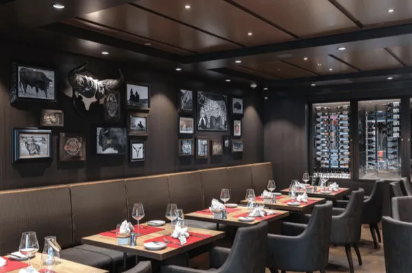 Das Restaurant Butchers Cut an Bord der MSC Meraviglia mit stilvollem Ambiente.