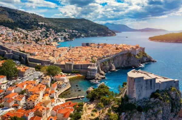 Die Festung Lovrijenac in Dubrovnik aus der Luft fotografiert an einem wunderschönen sonnigen Tag.