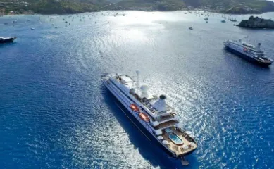 Die beiden Yachten von SeaDream Yacht Club: SeaDream I und SeaDream II vor einer felsigen Küste.