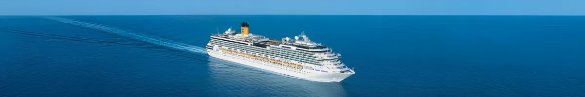 Die Costa Serena auf hoher See in Seitenansicht auf dem Weg zur Weltreise 2026.