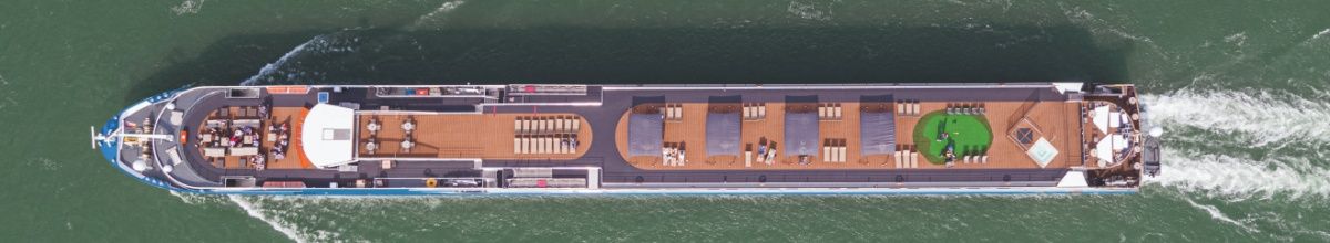 Die MS Thurgau Prestige aus der Vogelperspektive fotografiert, wie sie über einen Fluss schippert.