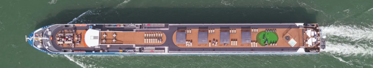 Die MS Thurgau Prestige aus der Vogelperspektive fotografiert, wie sie über einen Fluss schippert.