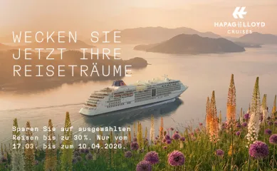 Das Luxusschiff EUROPA 2 von Hapag-Lloyd Cruises kreuzt bei goldenem Abendlicht in einer malerischen Fjordlandschaft, im Vordergrund blühen violette Frühlingsblumen. Das Bild bewirbt Preisvorteile von bis zu 30 % für den Aktionszeitraum im Frühjahr 2026.