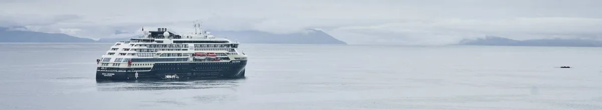 Zwei Zodiacs der MS Fridtjof Nansen erkunden die verschneite und vereiste Gegend in Alaska beim Unga Village.