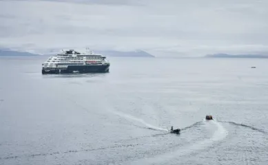 MS Fridtjof Nansen in Alaska beim Unga Village. Zwei Zodiacs erkunden die verschneite und vereiste Gegend. ©HX Philip Ness