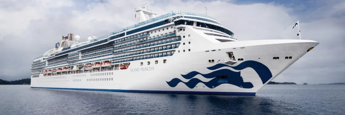 Die Island Princess erscheint durch die Frosch-Perspektive besonders eindrucksvoll auf dem weiten Meer.