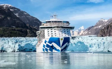 Ein Kreuzfahrtschiff von Princess Cruises in Alaska vor einer Wand aus Eis.