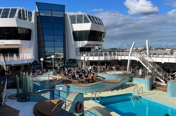 MSC Preziosa Kreuzfahrten Pooldeck mit mehreren Pools und Etagen.
